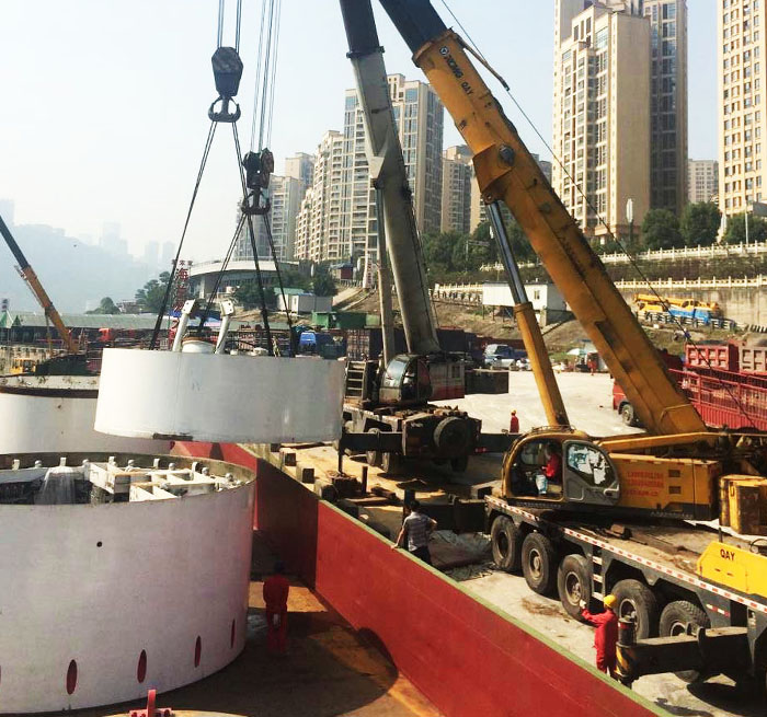 桥东吊车作业中