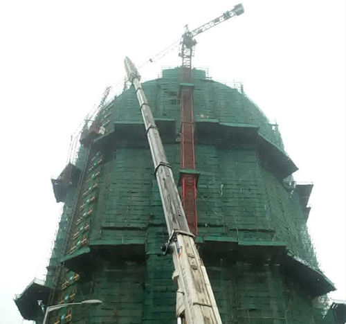 桥东吊车在工地上作业